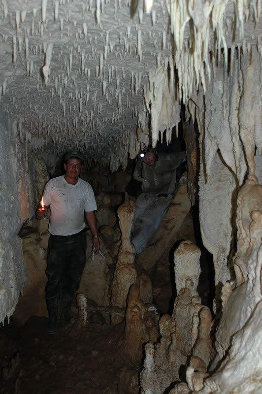 Kevin Duque i en grotte på Balam Na bjerget.jpg
